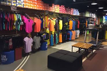 Sección de ropa de running en la tienda BIKILA Barcelona